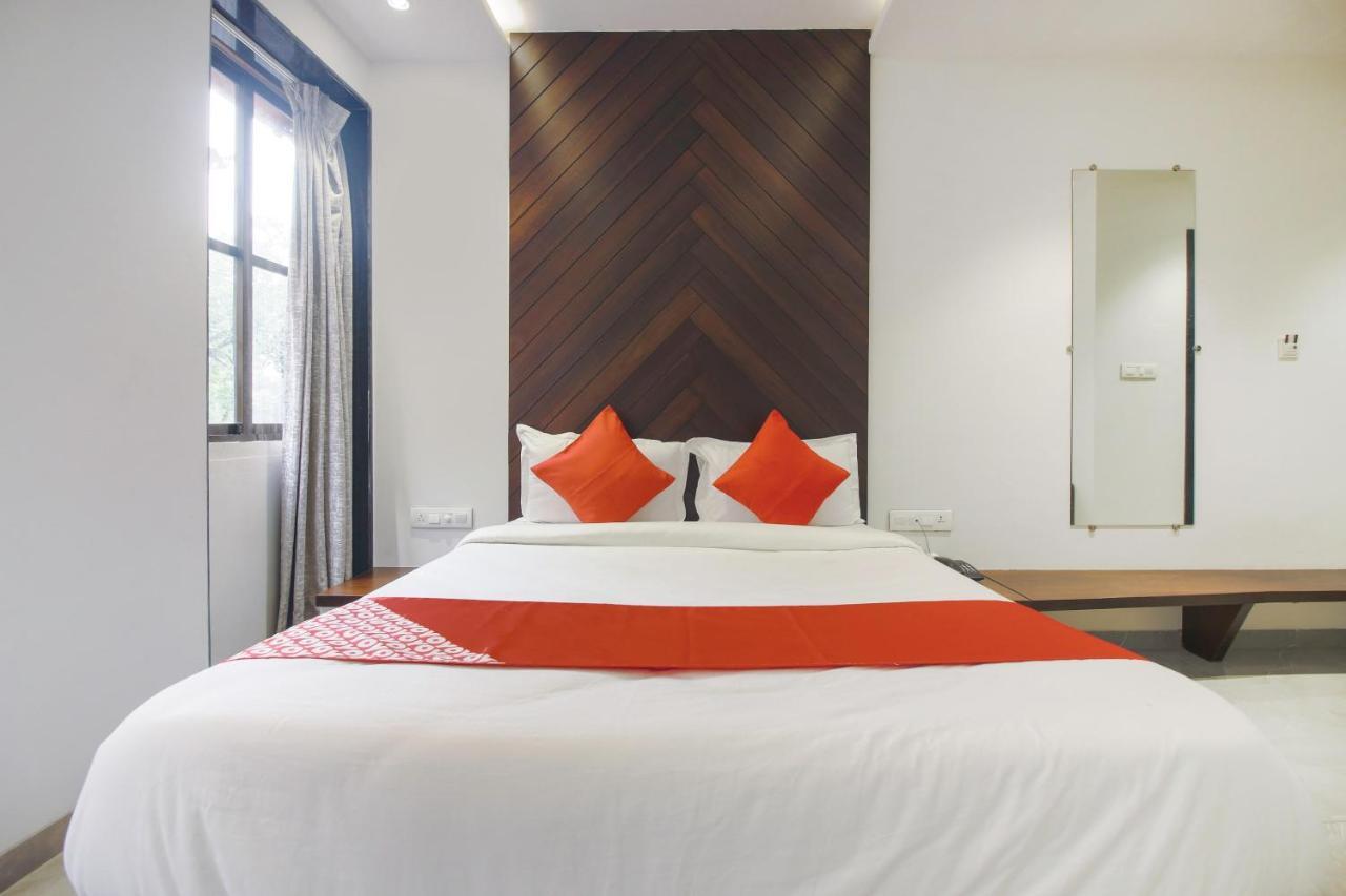 Hotel Flora Suites Мумбаи Экстерьер фото